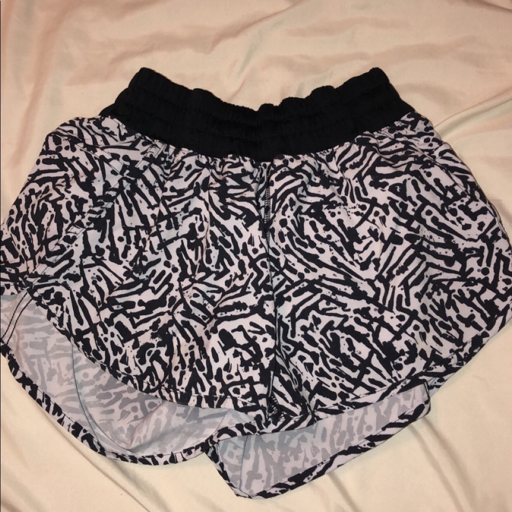LULU LEMON SHORTS SIZE 6